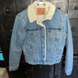 Levi’s denim jacket with cozy inside— great condition (only worn 1-2x)
